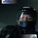 Imagem real do Jonatas, especialista da Jotas Baterias 24 Horas, com QR Code para atendimento emergencial e mascote VitorAI, símbolo de confiança e tecnologia