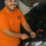 Profissional uniformizado realiza socorro de bateria em Interlagos com apoio à ONGVitorAI